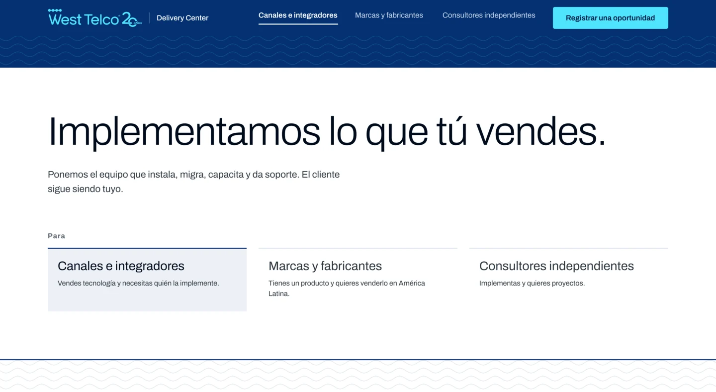 Portada de la opción 2: titular de ancho completo en una línea, trama de onda arriba y abajo, tres públicos en fila.